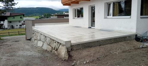 Terrasse_Steinmauer_FSTG_Platten